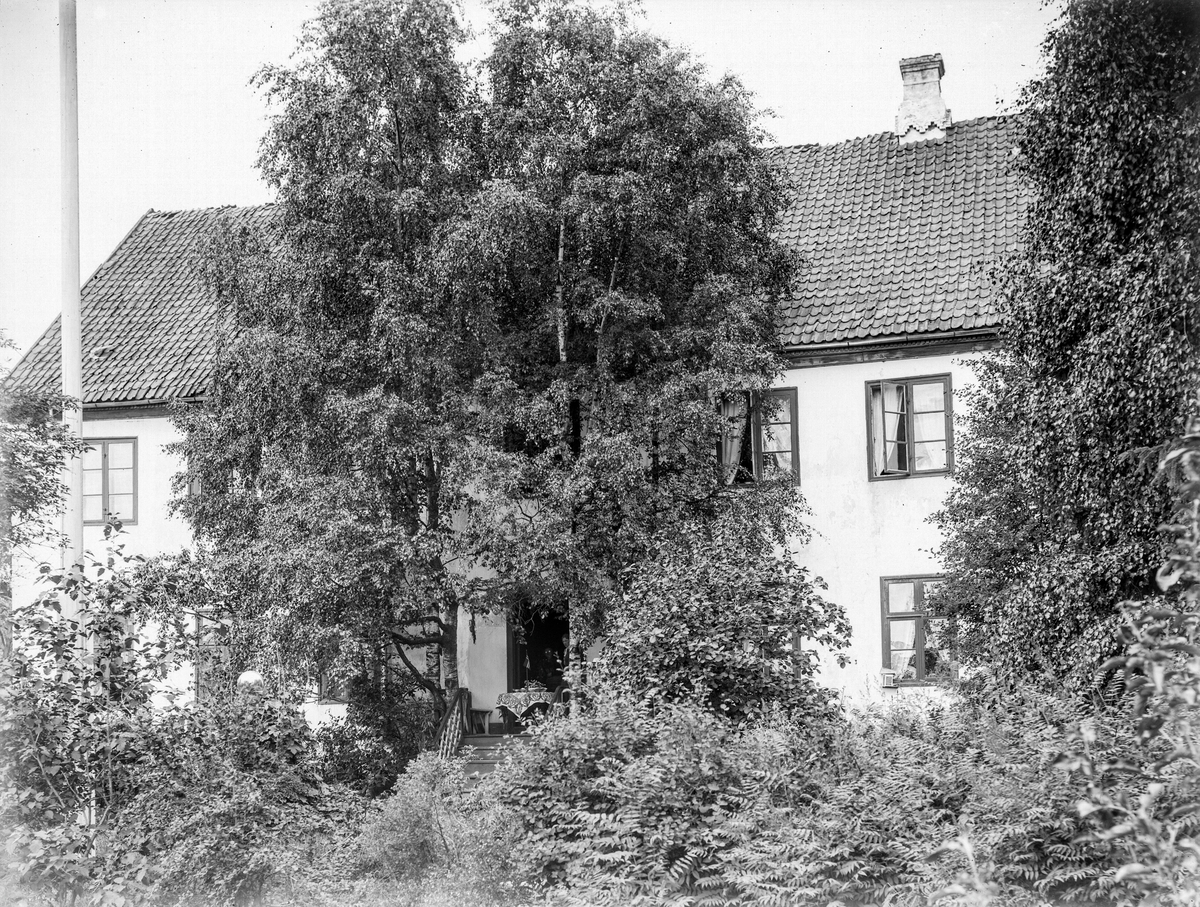 Hovedbygning på Gjøvik gård. Fasade mot hagen.