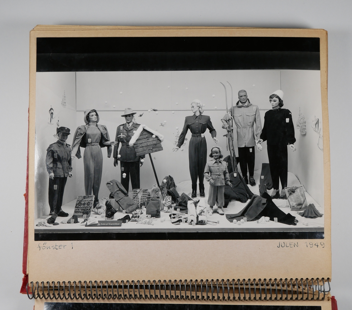 Fotoalbum

1.  Album med fotografier från Katz, Kungsgatan, kv Storken.
40 fotografier i albumet.

2.  13 lösa fotografier (i kuvert).

Bilderna är tagna 1947 - 1951.
Samtliga bilder, utom två, visar skyltfönster med skyltning i Katz nya butik på Kungsgatan. Även fastigheten är ny.

Samtliga fotografier på skyltning och skyltfönster tagna av Sven Torin, Alingsås.
Skyltning och skyltfönster utförda av dekoratör P I Hedén, Alingsås.

Ägare av Katz vid tiden var Manne och Leila (född Katz) Goldmann.

Alingsås museum har negativen.