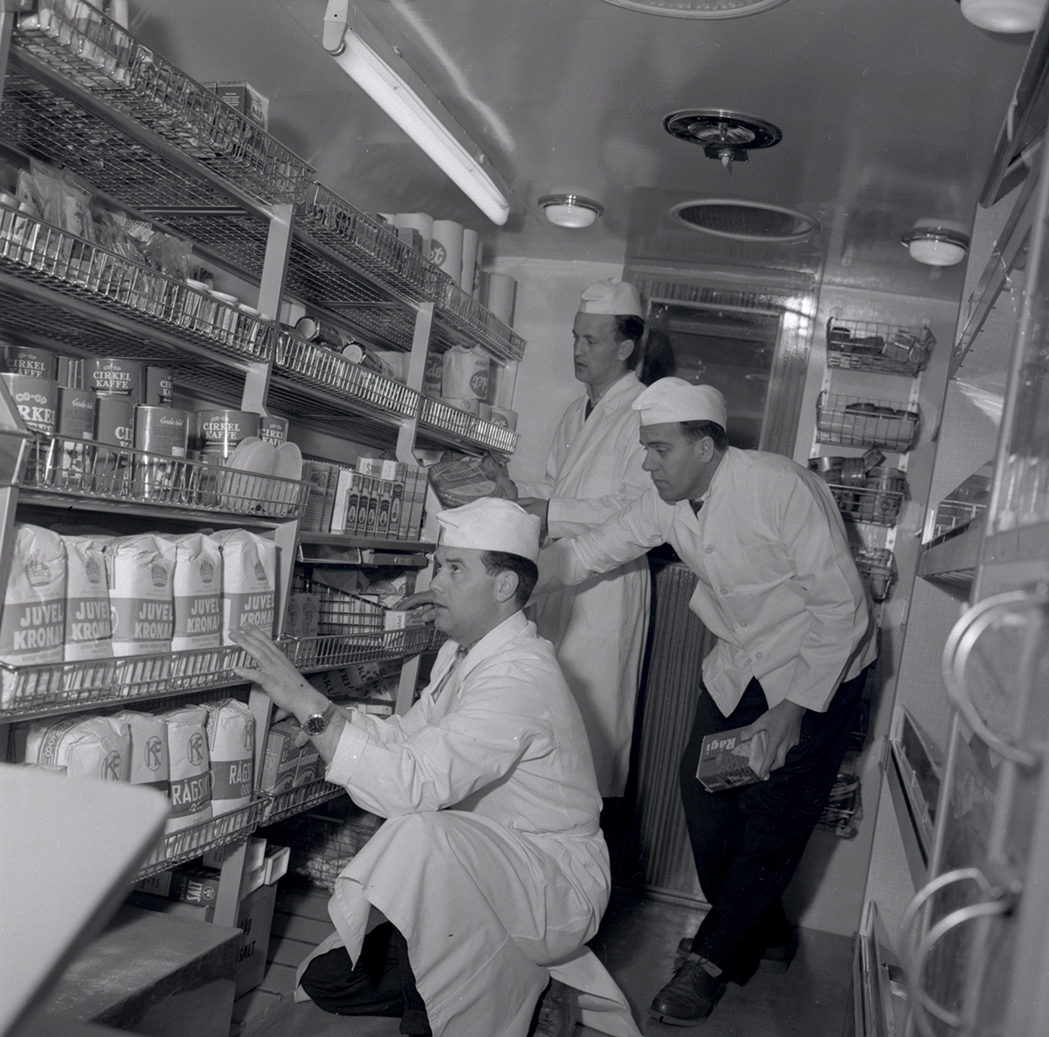 Interiören av en konsumbuss med personal.