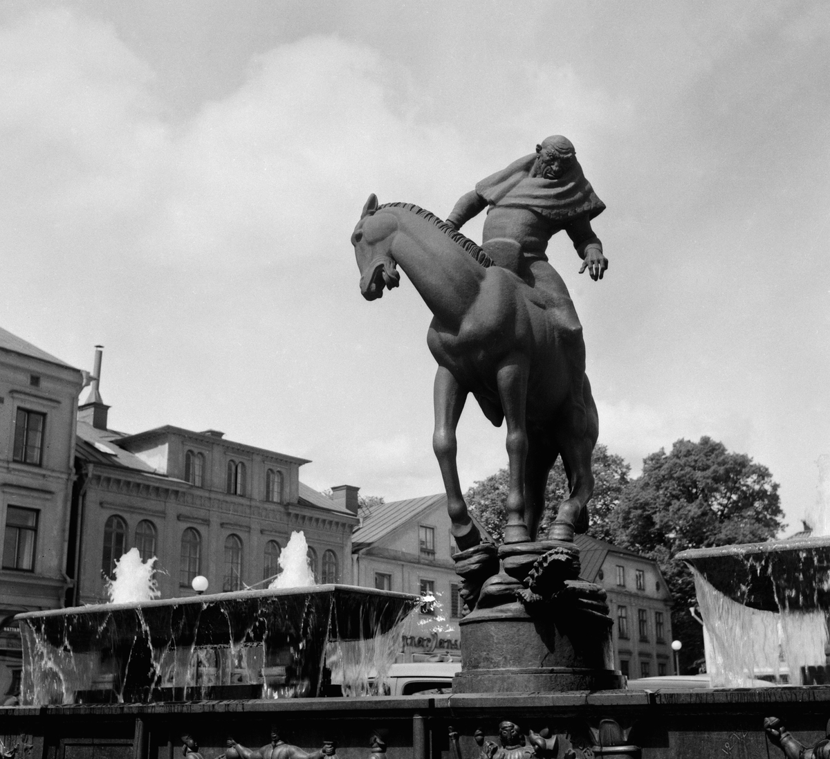 Från sin ystra häst har Folke Filbyter blickat ned på passerande allt sedan monumentet invigdes 1927. Denna försommardag 1953 var inget undantag.