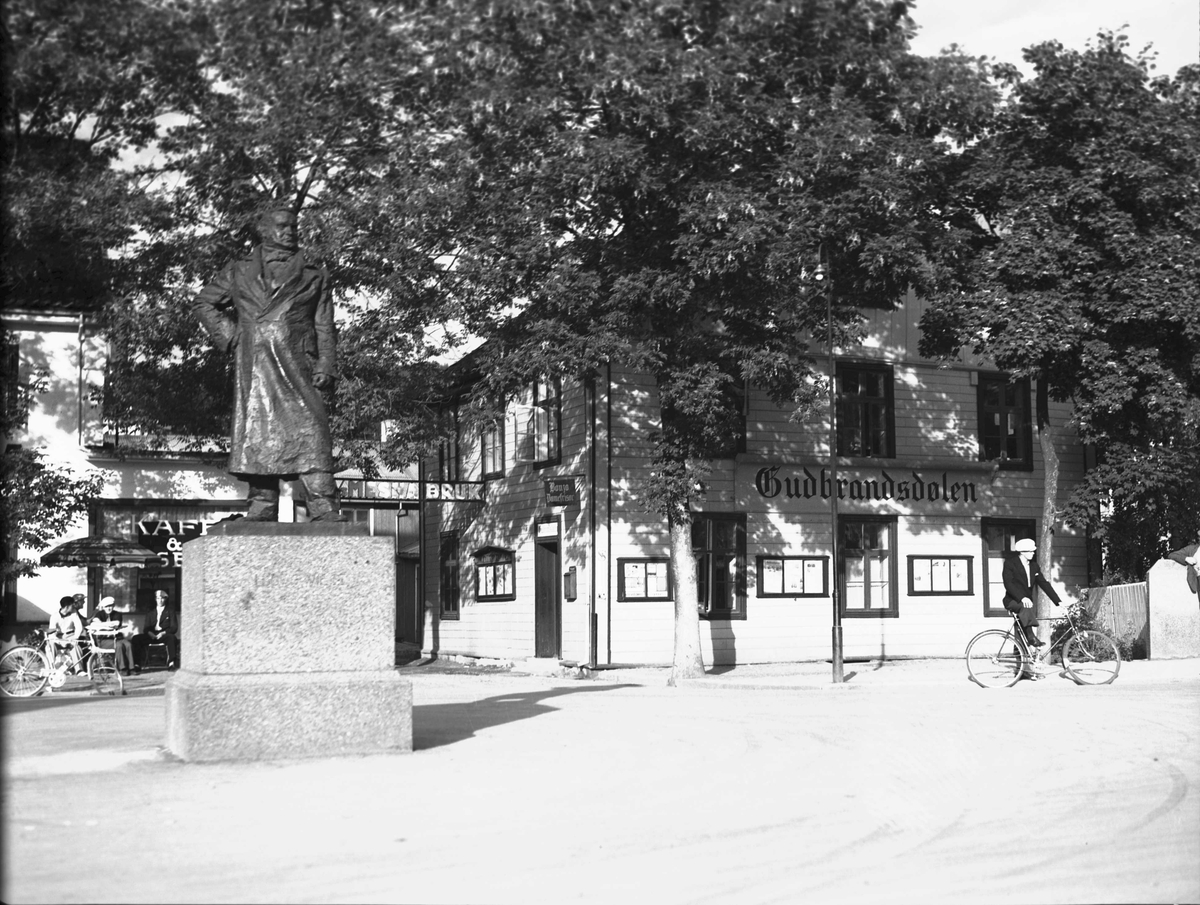 Lilletorget på Lillehammer med huset der avisa Gudbrandsdølen holdt til og statuen av Ludwig Wiese