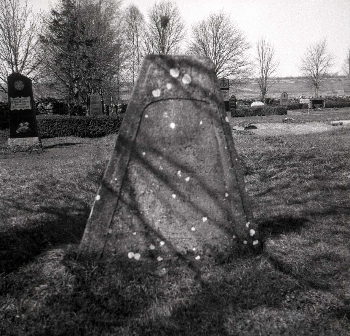 Gravstenar och gravhällar i Halltorp.