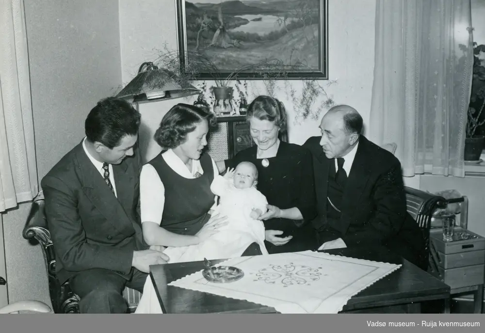 Odd Arnesens dåpsdag 11/11 1956 i Vadsø. Odd er omringet av familie fra venstre far Otto, mor Gerd, bestermor Lilly og bestefar Gunnar Simonsen.