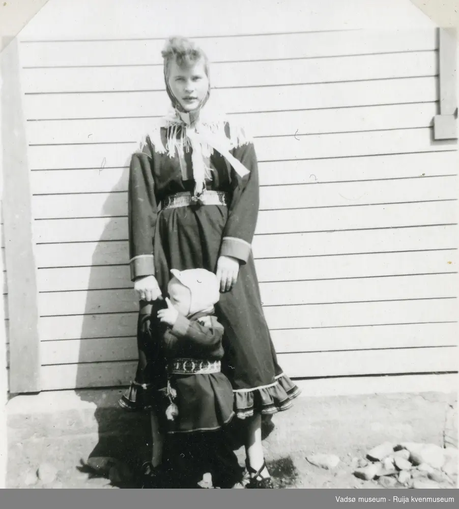 Odd Arnesens barnepike (dadda) Margit Smuk med sin lillebror, Vadsø, 1950 tallet.