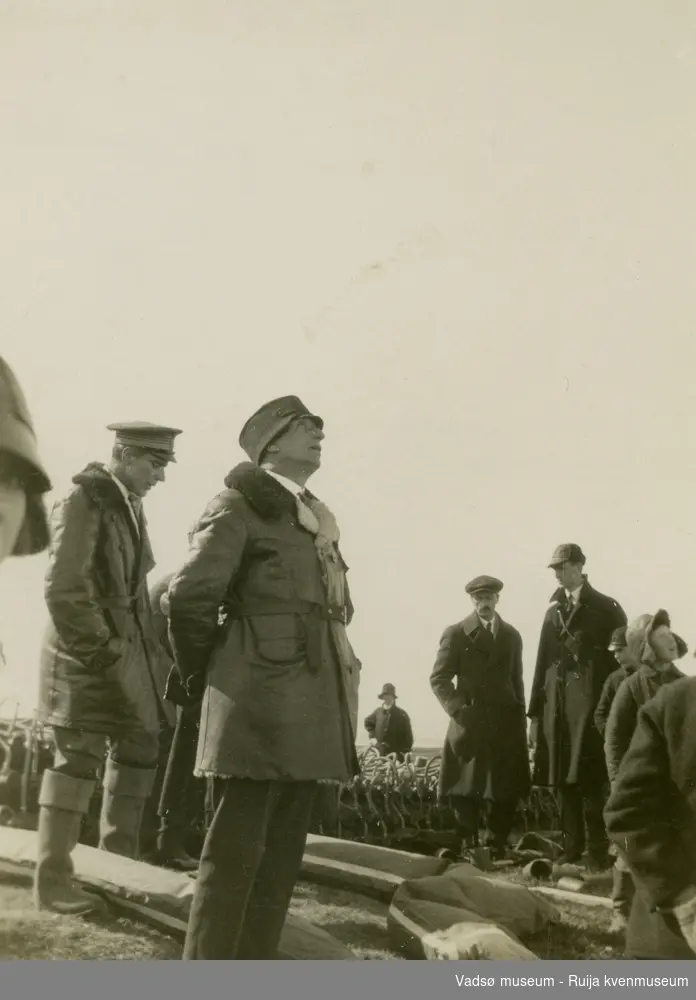 General Nobile og oberst Rosti under "Norge 1"s opphold i Vadsø. "Pølsene" på bakken er gasslanger.
