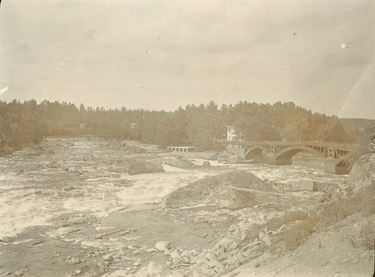 Text i fotoalbum: "Elfkarlebyfallen 1913. Carl XIII:s bro".
