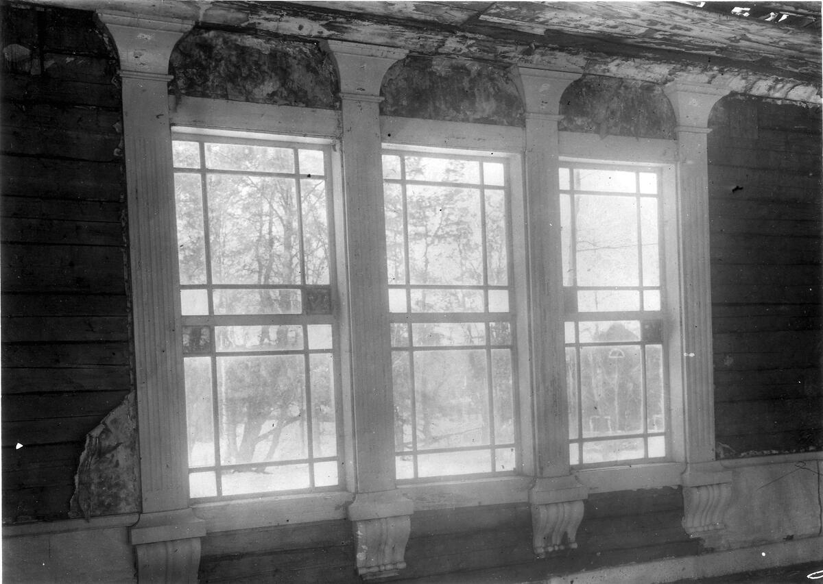 Lusthuset från Fantskog, interiör med fönster.