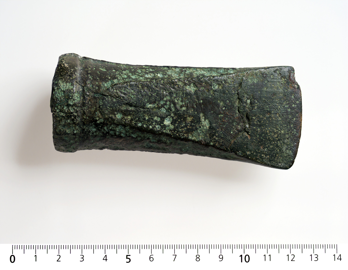 B 3334 Holkøks (celt) av bronse, eldre bronsealder