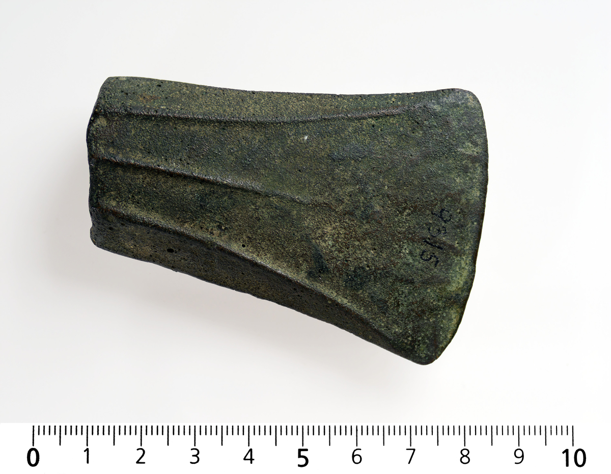 B 9315 Holkøks (celt) av bronse, yngre bronsealder