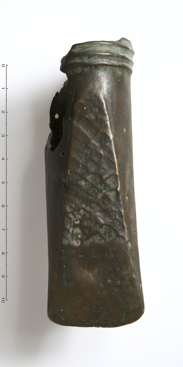 B 11805 Holkøks (celt) av bronse, yngre bronsealder