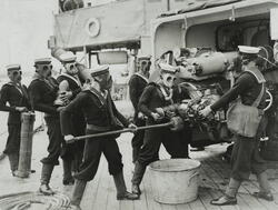 Den engelske marinens utdanning av skyttere ved "The floatin