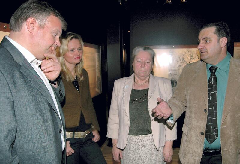 Besøk av Bjarne Håkon Hanssen i utstillingen i 2007. Mari Østhaug Møystad, Anna Gustavsen og Holger Gustavsen.