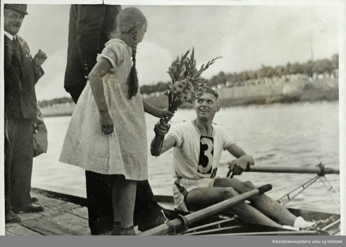 Willy Dohme får blomster etter seier ved tysklandsmesterskapet i roing 1933. Arbeidermagasinet/Magasinet for Alle