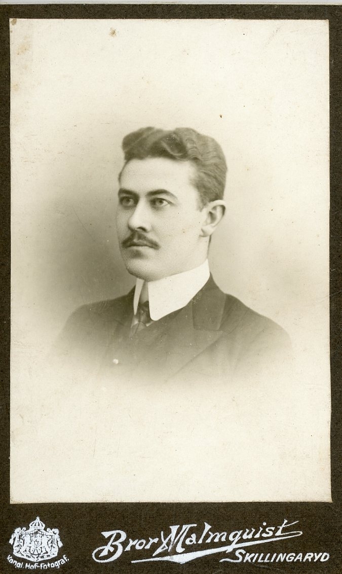 Kabinettsfotografi av en okänd man med mustasch.