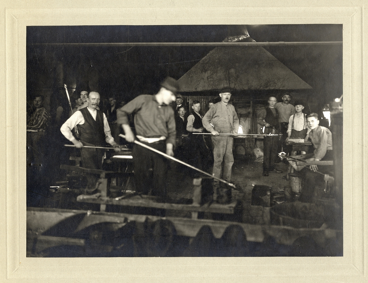 Glastillverkning i hyttan på Fåglaviks glasbruk, ca 1925.