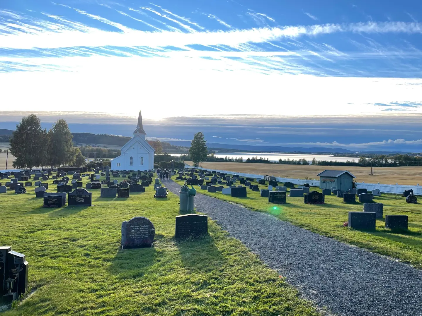 Gjesåsen kirke og kirkegård, der minnesteinen er satt opp.