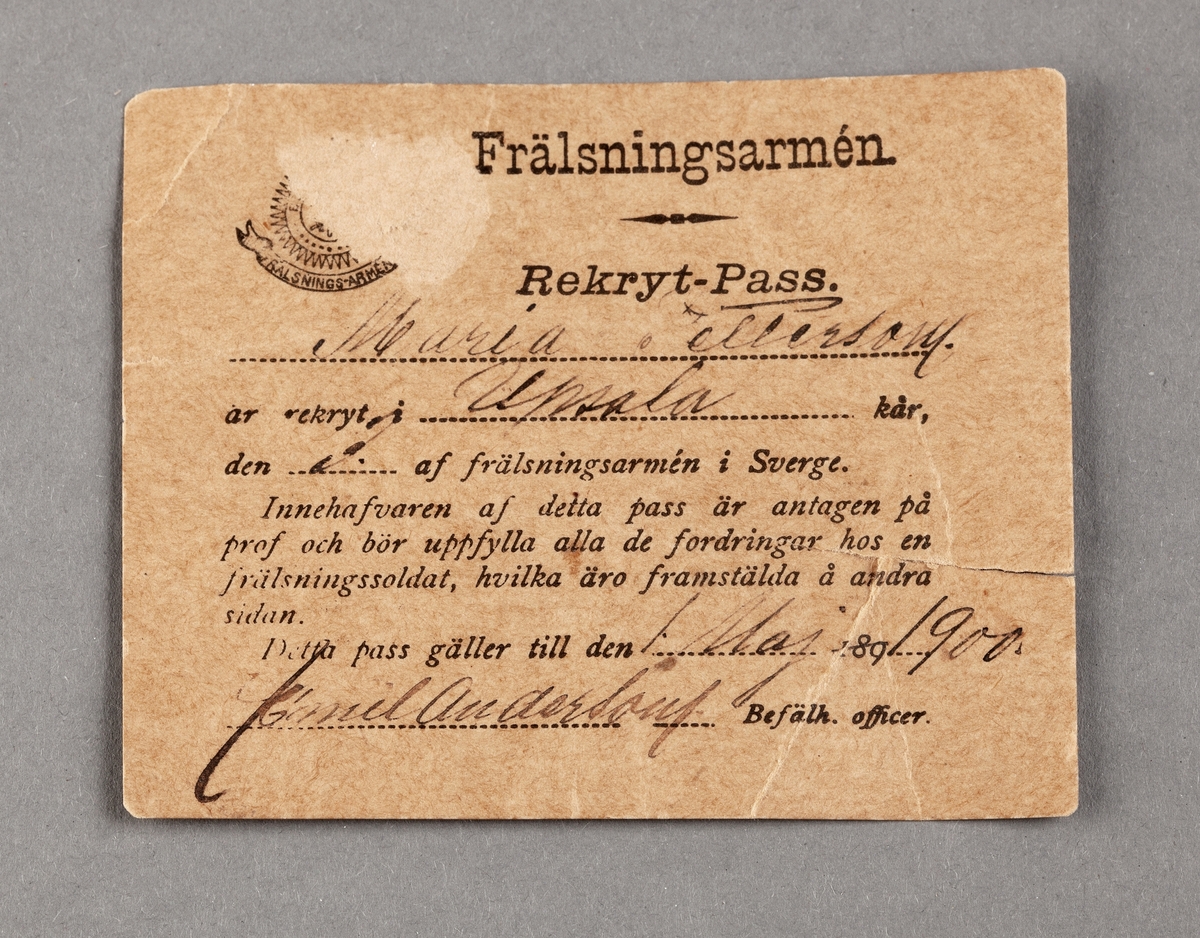 Frälsningsarméns rekrytpass utställt på Maria Pettersson år 1900. På passet står bl.a. "...gäller den 1 maj 1900." Signerat Emil Anderson.
