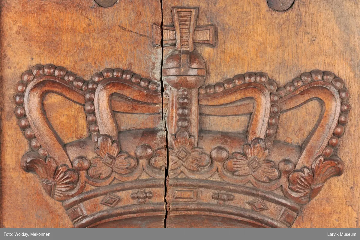Tekst: G.A.T. i midten; krone og Fritzöe "hannsymbol" Wærk 1775