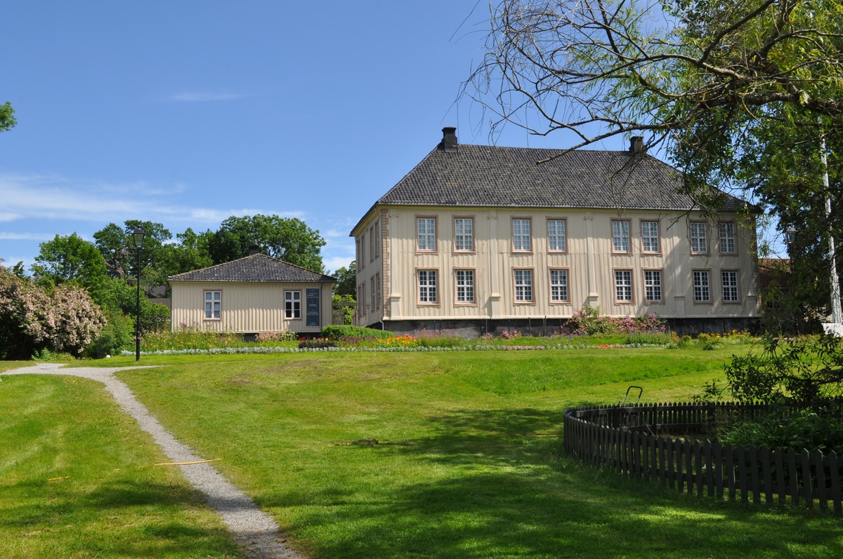 Hovedbygning på Søndre Brekke gård. Tømret og panelt ca. 1780. Høyt valmtak. Huset har likhet med bygårder som ble reist etter bybrannen i Skien i 1777. Barokkpregete fasader med forsenkede vinduer på 1700-tallsmaner med karnissprofil i overkant. Panel med vulst på overligger og kraftig profilert sokkellist. Innvendige rom i hovedsak nyklassisistiske etter Niels Aalls innredning 1811-13.