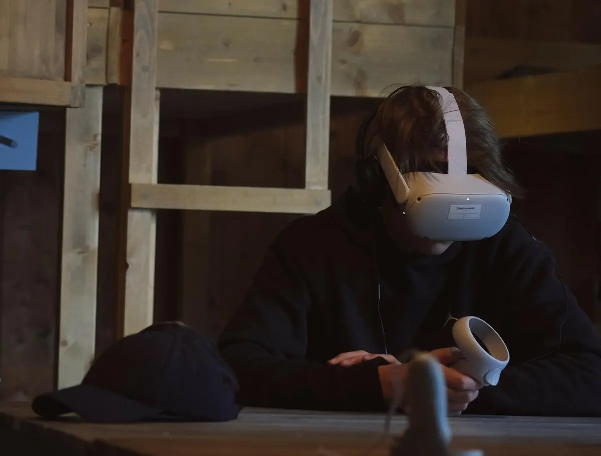Et menneske med VR-headset.