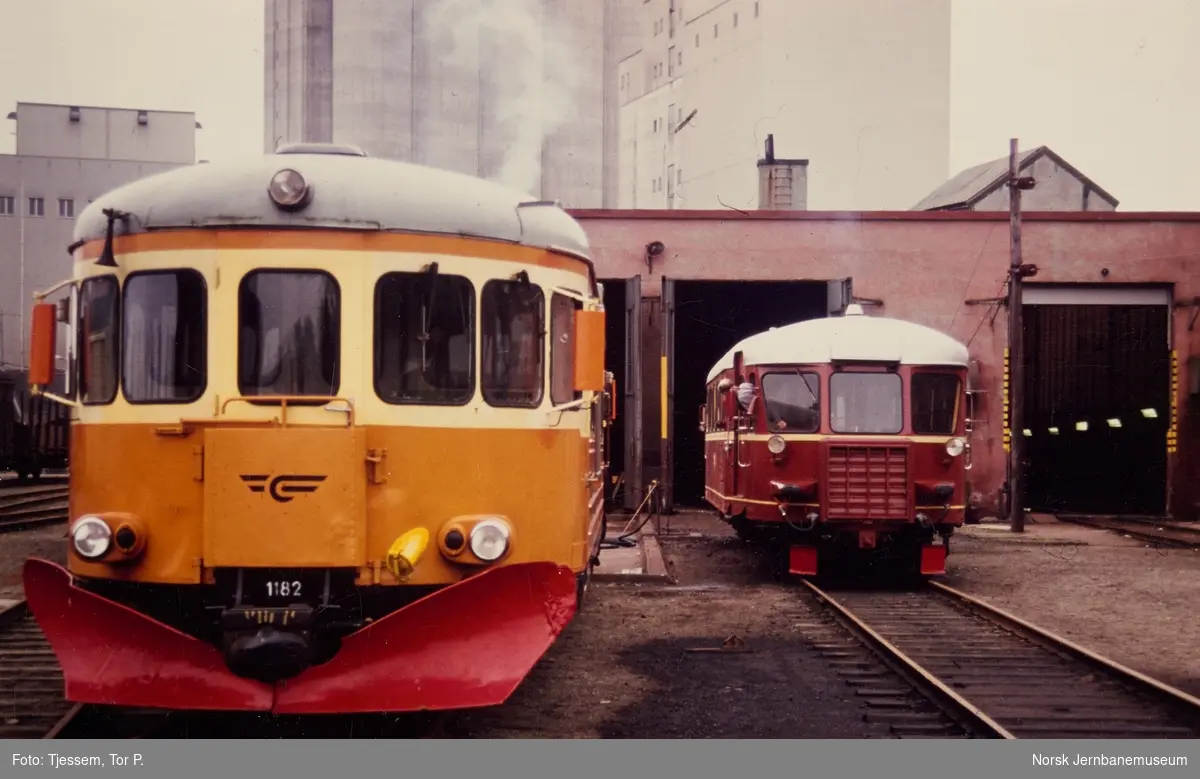 Dieselmotorvognene BM 89 05 utenfor lokomotivstallen ved Kvaleberg ved Stavanger. Til høyre dieselmotorvogn BM 87 01