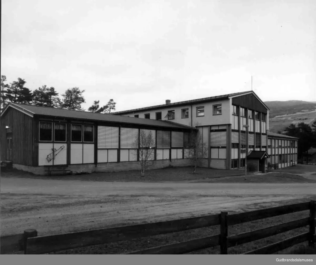 Frå Fylkesyrkesskulen på Dovre. Trearbeidsbygget ved skolen bygd 1968-1970.