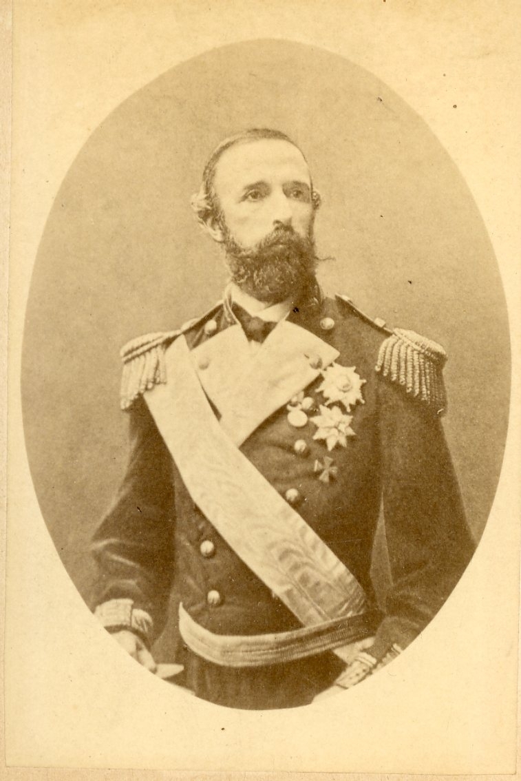 Kabinettsfotografi av en man i militär uniform med epåletter och ordnar på bröstet.