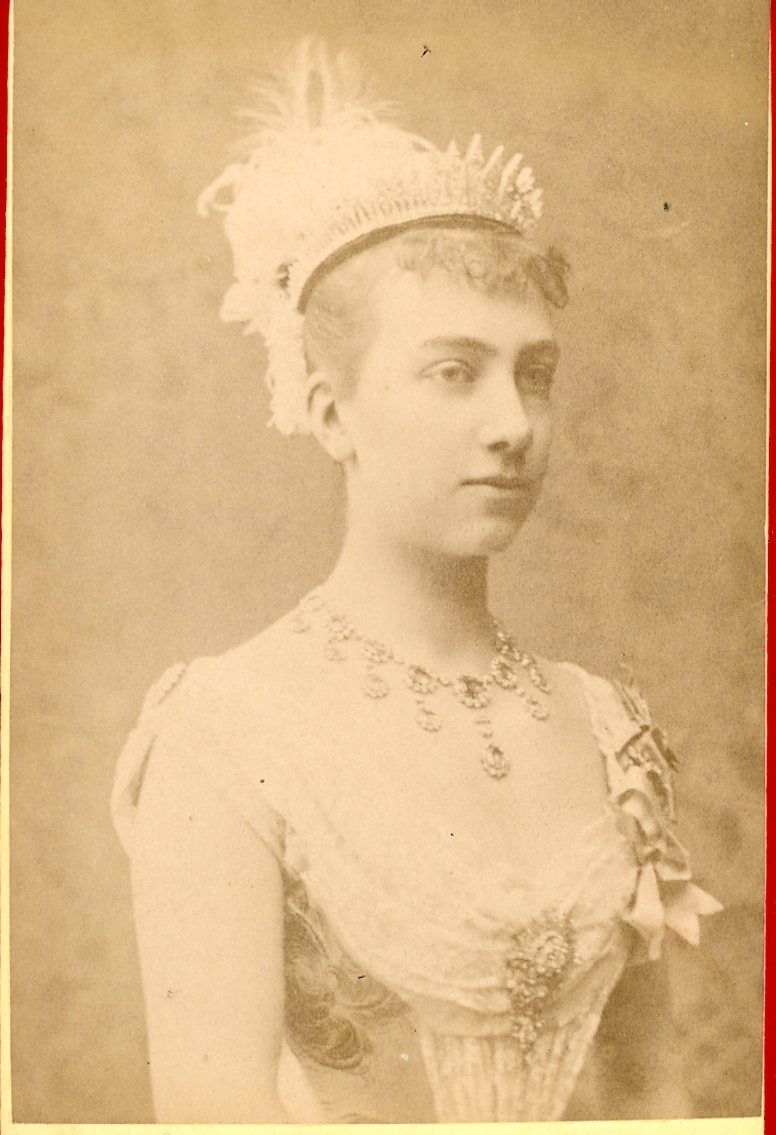 Kabinettsfotografi av en ung kvinna med diadem.
