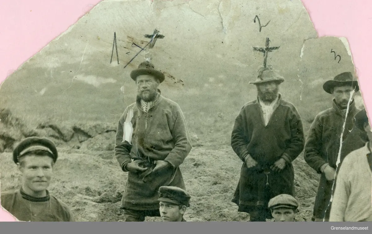 Samer i Lonkuselv i Korsfjorden rundt år 1900.
1: Johan Wollmann
2: Wilhelm Persen
3: Nils Svenske