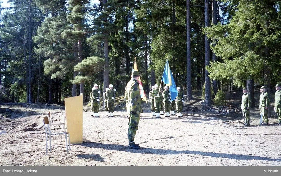 Soldaterinran. I bakgrunden fanvakt ur 1. kompaniet med Ing 2 och I 12 fanor på Risan, Ränneslätt.