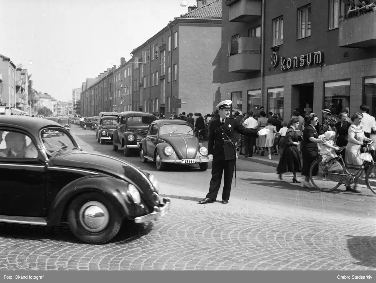 polis-dirigerar-trafik-p-barnens-dag-1953-rebro-stadsarkiv