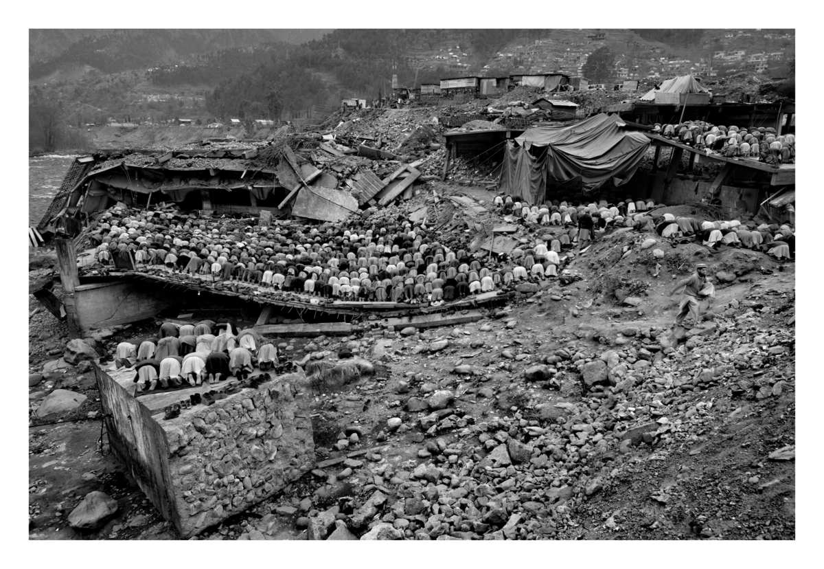 Byen Balakot i Pakistan lå nær episenteret til jordskjelvet på 7,6 på Richters skala, som la nesten alle bygningene i grus da det inntraff 8. oktober 2005. Flere hundre muslimer samler seg til fredagsbønn på restene av det som før jordskjelvet var Balakots største moské. Under moskeen lå en barneskole og flere barn omkom da moskeen kollapset. Jordskjelvet i Kashmir førte til enorme ødeleggelser i en svært fattig del av landet. Rundt 80.000 mennesker omkom og fem millioner mistet sine hjem.