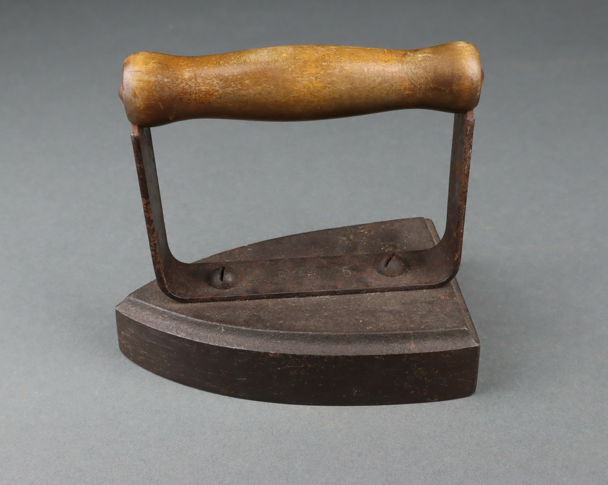 Form: Trekantformet jern, rundt dreid håndtak
