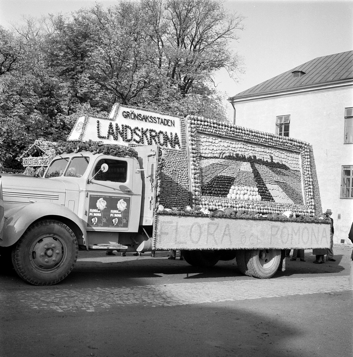 Ett fantastiskt arbete hade lagts ned på detta ekipage som var del i den kortege som besökte Linköping hösten 1953. Fotografens register ger oss få besked om händelsen men uppenbart var Landskrona stad inblandad och möjligtvis fruktgrossisten Pomona.