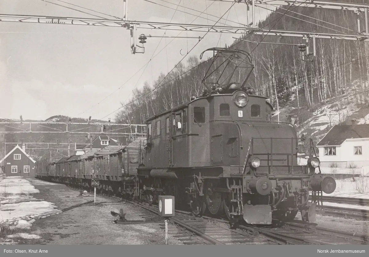 Rjukanbanens elektriske lokomotiv Rj.b. 15 med godstog til Rjukan på Mæl stasjon