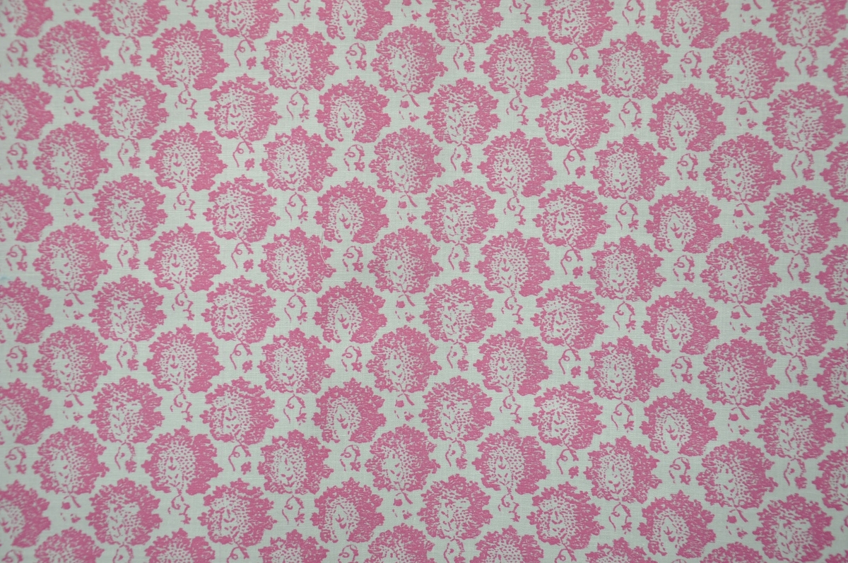 Bomullstyg, 90 cm bredd. Kollektion "OLD SWEDEN"
Fantasimotiv i rosa på vit botten. 
Kvalitet "Super plinon", skrynkelhärdig.
Enfärgstryck.