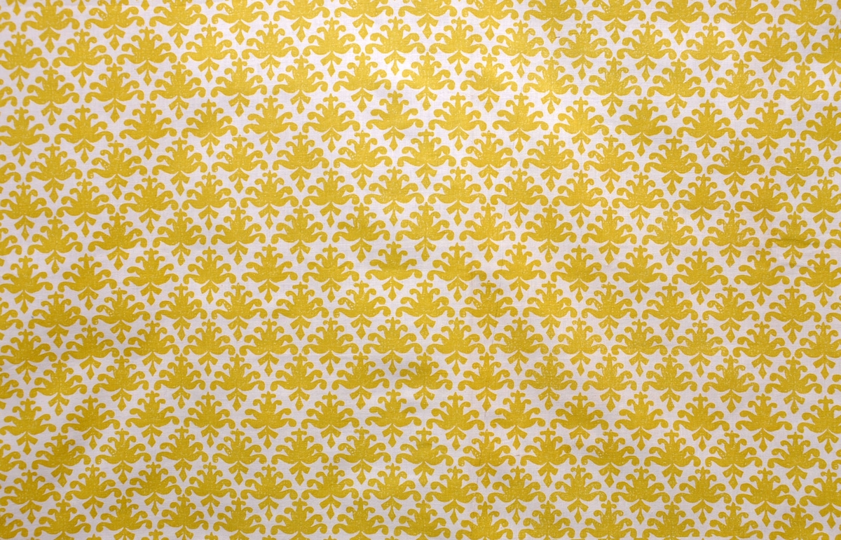 Bomullstyg, 1960-tal.
Klänningstyg på 120 cm bredd, kvalitet Mariska. Tryckt mönster i en färg.
Rapport 7 x 6 cm.