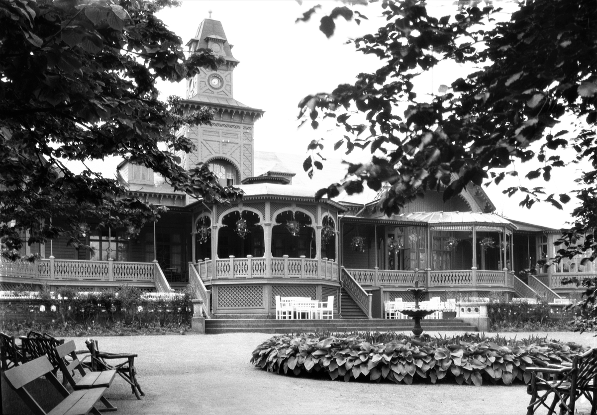 Societetsrestaurangen i Varberg med fontänen i förgrunden. Verandorna under tak tillkom efter det ursprungliga uppförandet år 1883. Arkitekt var Adrian C Peterson. Byggnaden byggnadminnesförklarades 1980.