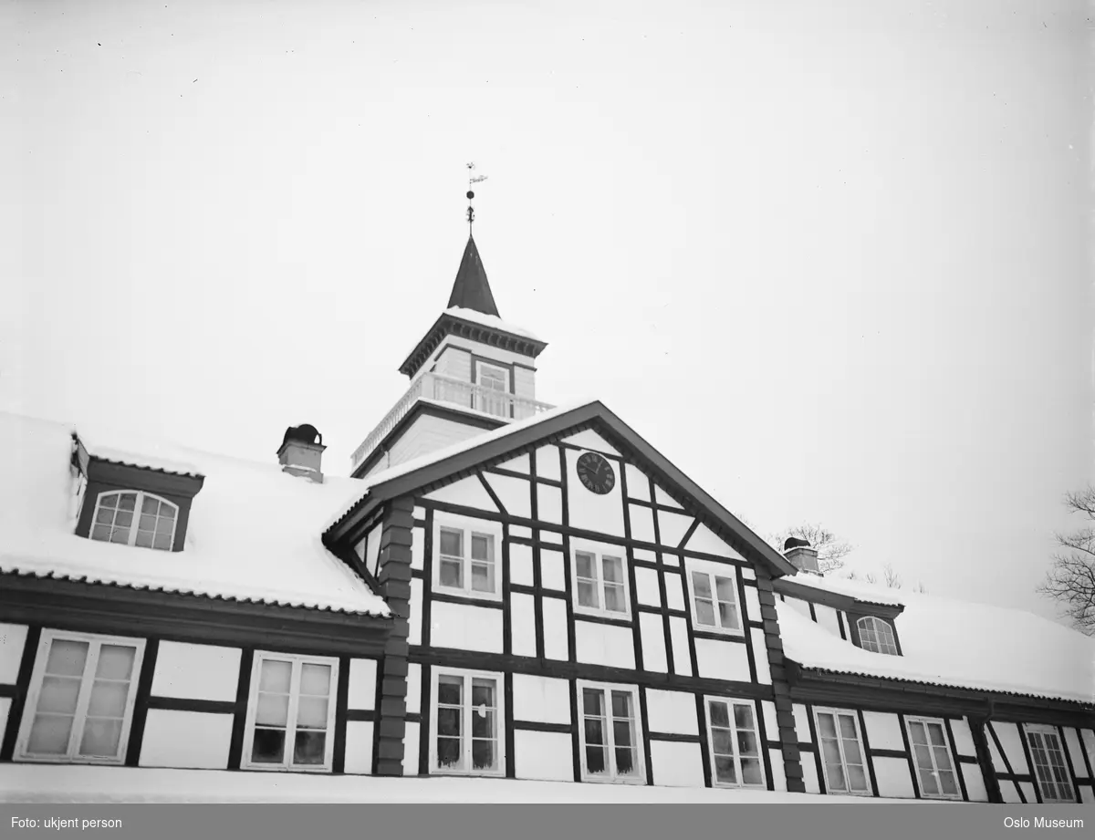 Frogner hovedgård, Oslo Bymuseum, fasade mot gårdsplass, bindingsverk, urskive, tårn, snø