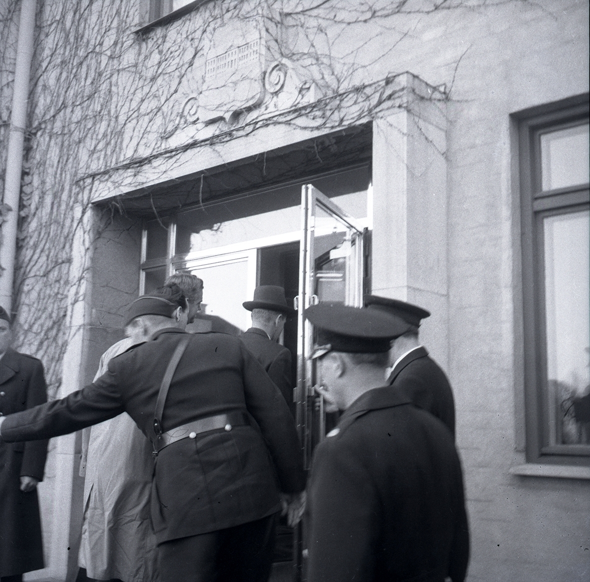En grupp med människor varav några poliser utanför stads- och tingshuset i Borgholm. Bild tagen i samband med ölandsbränderna. Göran Johansson blev i tingsrätten dömd som skyldig men friades i hovrätten.
