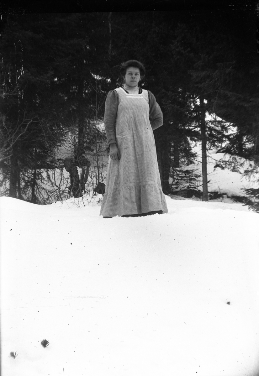 Portrett av Inga Romsdalen (1889) i vinterkledd skog.

Fotosamling etter fotograf og skogsarbeider Ole Romsdalen (f. 23.02.1893).