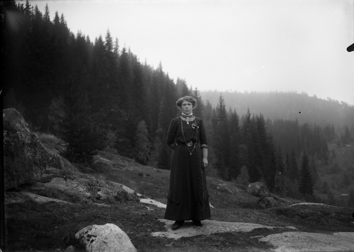 Portrett av Karen Jensen. I halsen har hun krage som ble kalt "Pip".

Fotosamling etter fotograf og skogsarbeider Ole Romsdalen (f. 23.02.1893).