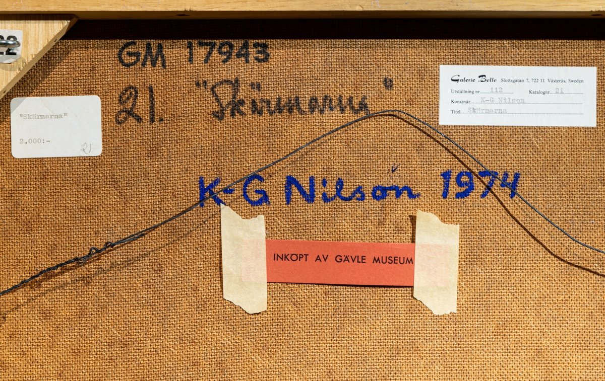Oljemålning på masonit. K G Nilson "Skärmarna", 1974. Bilden visar bildtecken och deras mångtydighet. "Skärmarna" - i rätt mot grön fond - visar samma grundform som verket "Taket" , XLM.17942, ett paraplytak sett uppifrån.