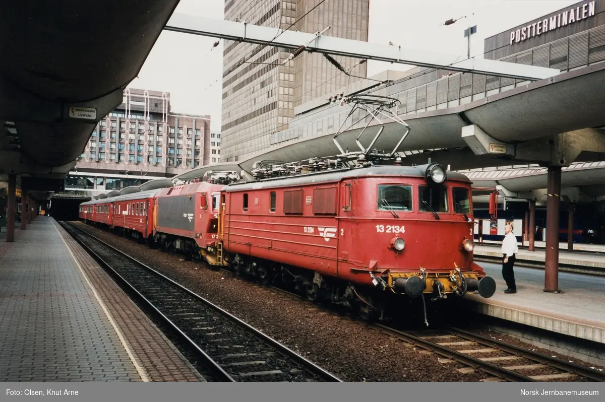 Elektrisk lokomotiv El 13 2134 i skiftetjeneste på Oslo Sentralstasjon