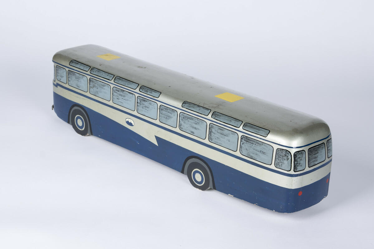 Modell i en blått og sølv av tre. Modellen er en buss fra Oslo Sporveier merket som "turbuss".