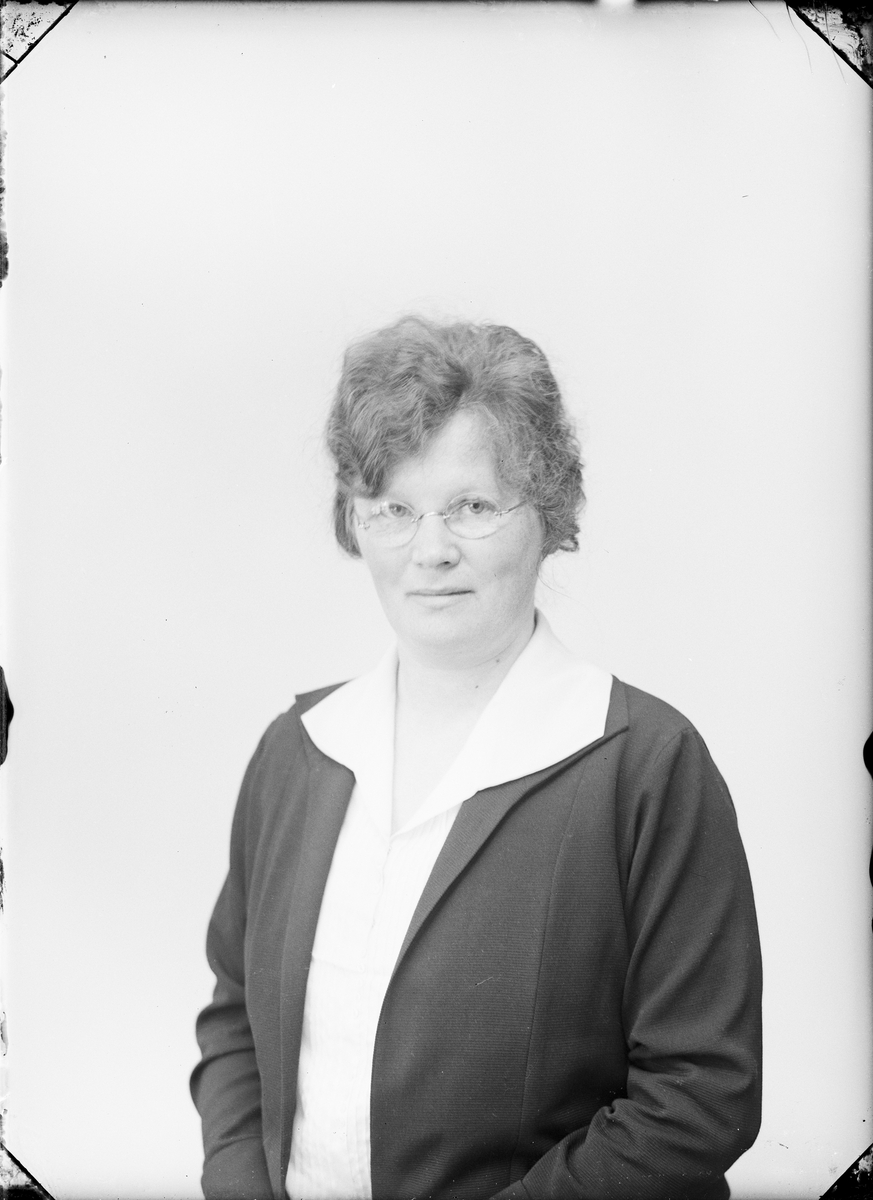 Ateljéporträtt - kvinna, Östhammar, Uppland