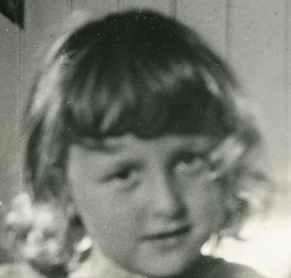 Portrettfoto av Tordis Terjesen som jente.
