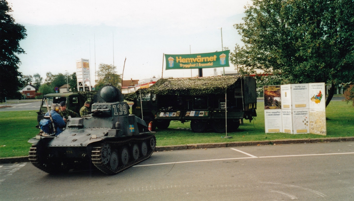 Rekrytering till Hemvärnet vid Odenhallen i Falköping 2000-09-16. Stridsvagn m/37.