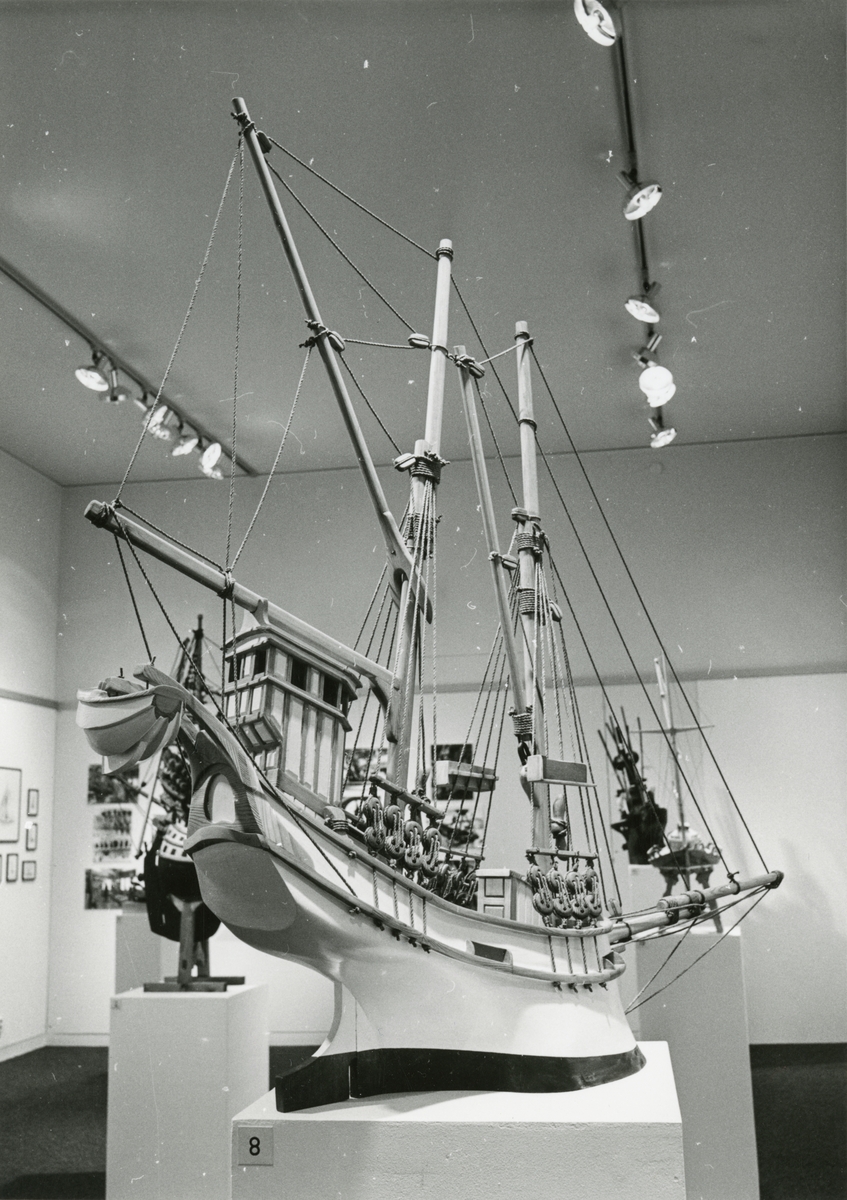 Utställningen "Så ser vi på båtar". Utställning med fantasiskulpterade fartygsmodeller och konst.