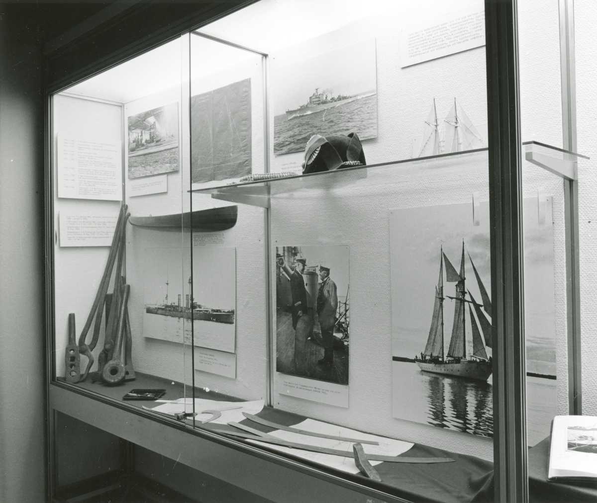 Utställningen "Tore Herlin" i trappmonter. Presentation av Tore Herlin med bl.a. fotografier, föremål och fartygsmodeller.